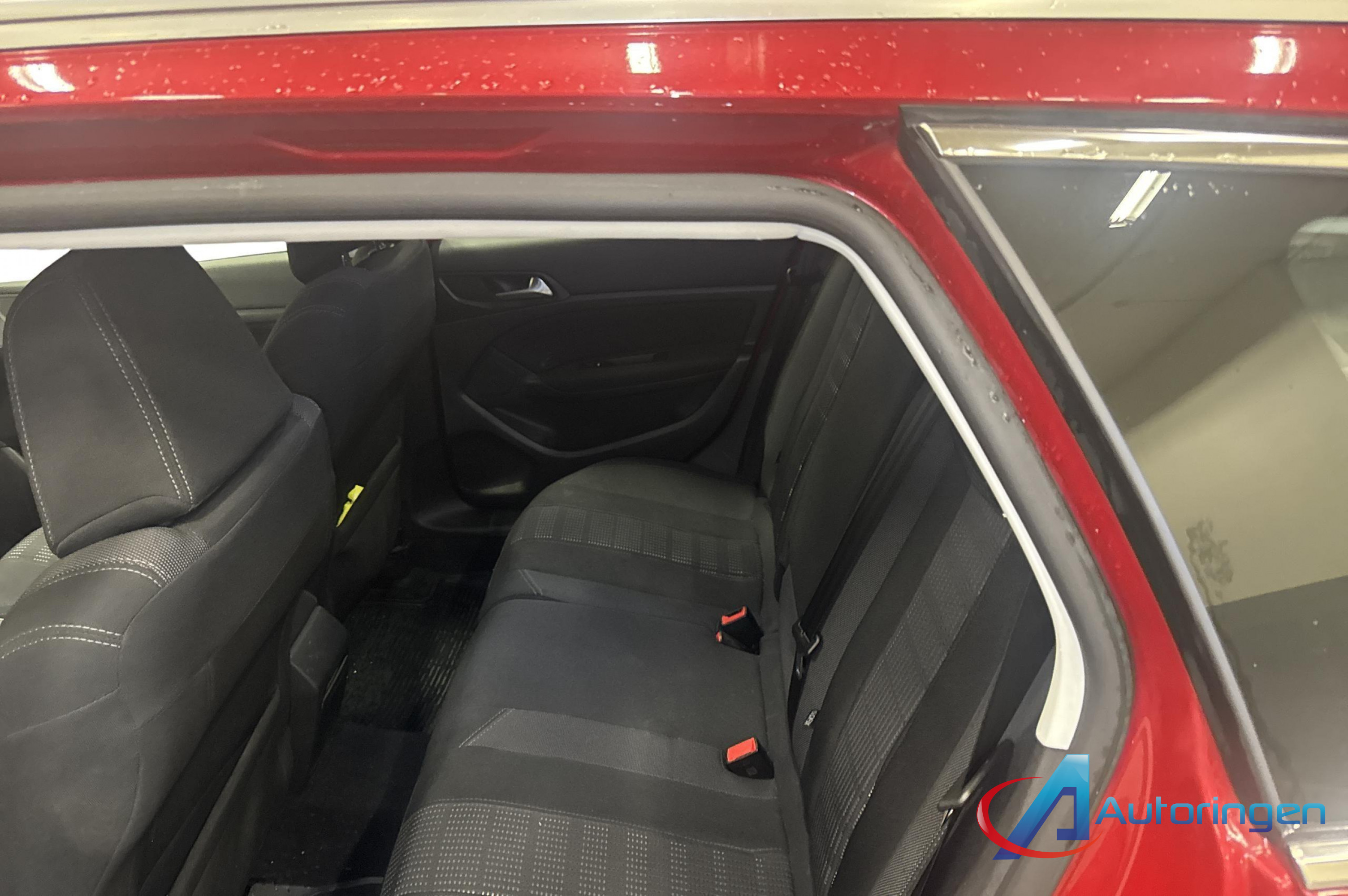 Peugeot 308 2015, бензин — фото 10 из 14