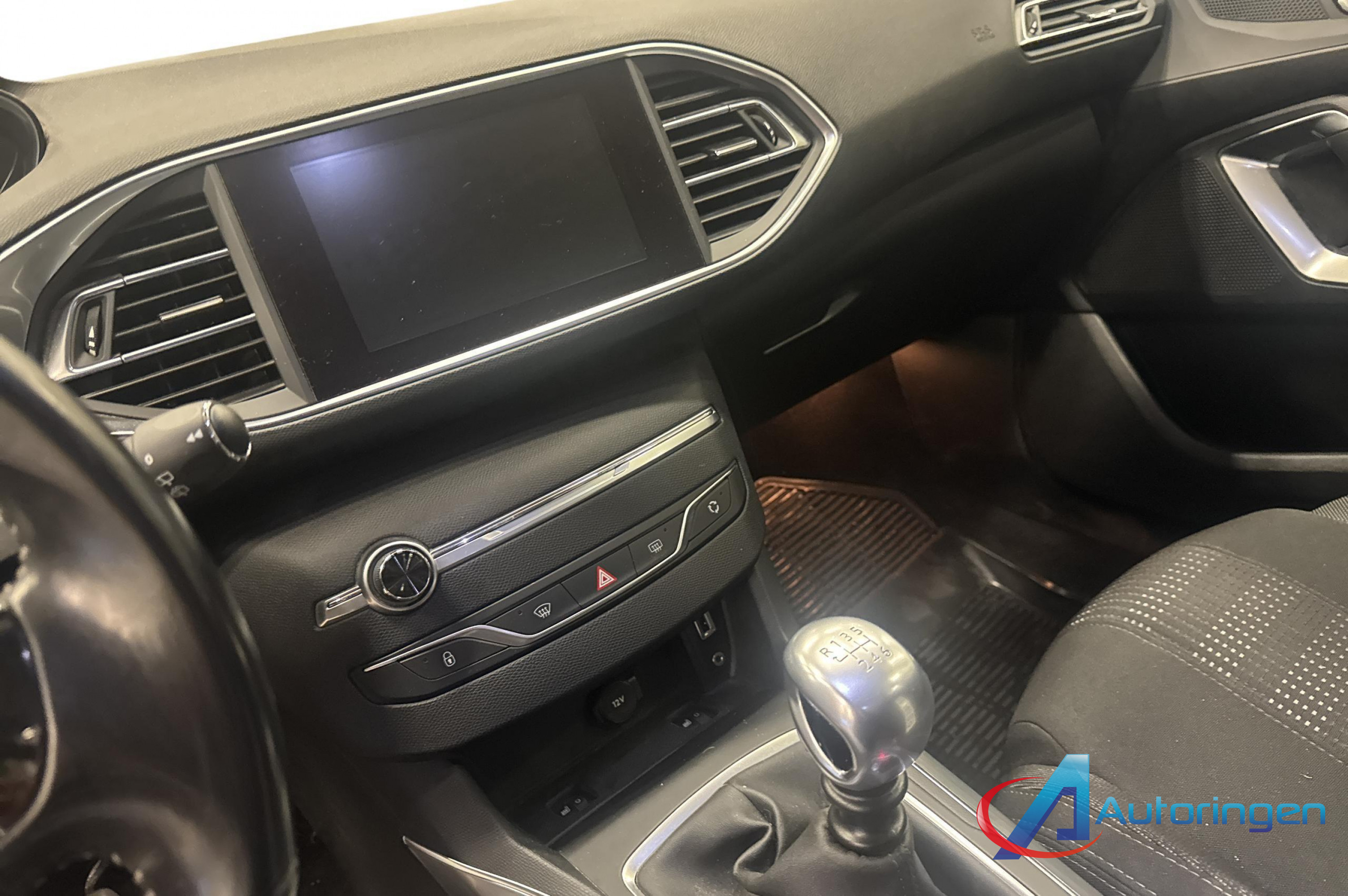 Peugeot 308 2015, бензин — фото 8 из 14